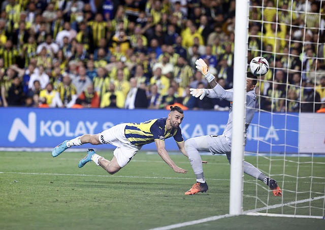 足球曼城后防核心伤缺三周，赛程压力巨大